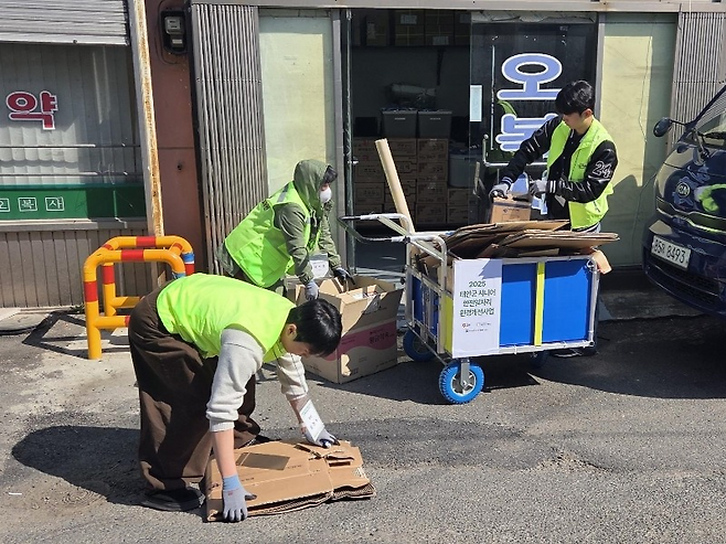 한서대 학생들이 충남 태안군 지역 어르신들과 함께 폐지와 재활용 자원을 수거하고 있다. 대학이 지역 문제 해결 구조 안으로 들어오는 실천이다. 한서대 제공