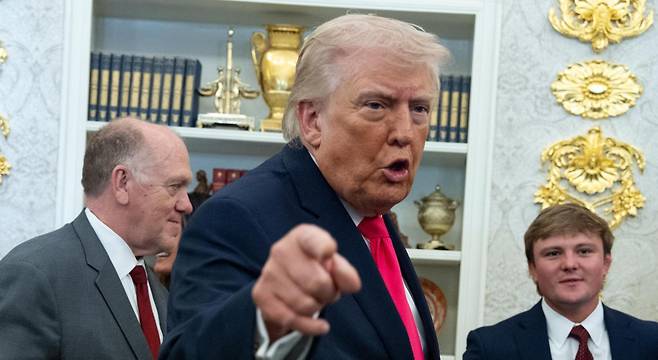 도널드 트럼프 미국 대통령(가운데)이 24일(현지 시간) 워싱턴 백악관에서 “이란으로부터 큰 선물을 받았다”고 주장했다. 지난달 28일 이란과의 전쟁 발발 이후 이란이 봉쇄 중인 원유 수송로 호르무즈 해협의 정상화를 포함해 종전을 위한 양국 합의가 진행되고 있음을 시사한 발언으로 풀이된다. 트럼프 대통령은 이날 마크웨인 멀린 신임 미 국토안보장관의 취임식을 주재했다. 워싱턴=AP 뉴시스