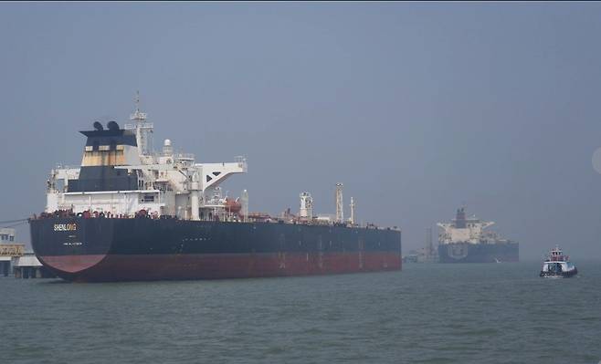 사우디아라비아에서 원유를 싣고 호르무즈 해협을 통과한 라이베리아 국적의 유조선 선룽 수에즈 막스호가 12일 인도 뭄바이항에 입항하고 있는 모습이 포착됐다. 해당 사진은 기사와 관련 없음. 뉴시스