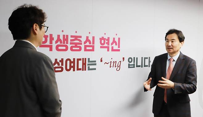 민 총장은 임기 동안 변화 구조를 만들어 자신이 물러난 후에도 그 구조가 지속적인 대학 개혁의 밑거름이 되었으면 한다. 그래서 혁신은 ‘∼ing(현재진행형)’다. 덕성여대 제공