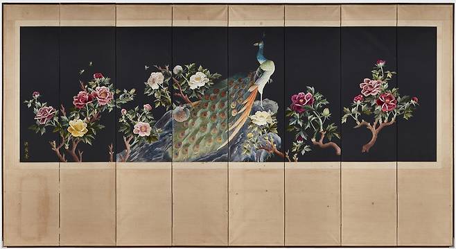 비단에 화려하게 수놓은 홍인선의 ‘자수 공작모란도 8폭 병풍’(1970년). 호림박물관 제공