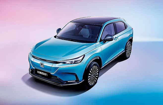 혼다가 2022년 중국에서 출시한 중국용 전기차 모델 e:NS1. 전면에 빛나는 H로고로 브랜드 정체성을 강조했지만, 중국 젊은 소비자들에게 어필하지 못했다. 혼다 제공