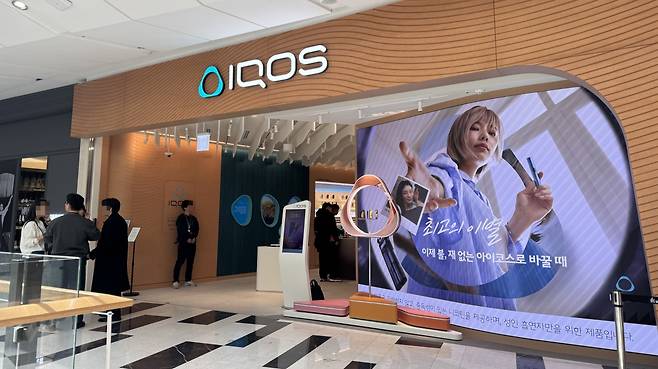 9일 새 단장한 아이코스 IFC여의도점이 문을 열었다. 김혜린 기자 sinnala8@donga.com