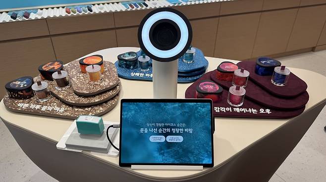 아이코스 모먼트 테이블에서는 영상·음악·향을 통해 자신의 취향을 확인할 수 있다. 김혜린 기자 sinnala8@donga.com