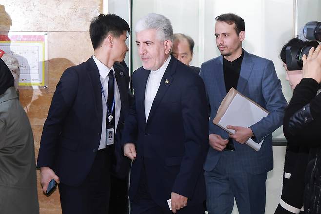 사이드 쿠제치 주한 이란 대사가 25일 오전 서울 여의도 국회에서 김석기 외교통일위원장 및 여야 간사들과 면담을 위해 이동하고 있다. 뉴시스