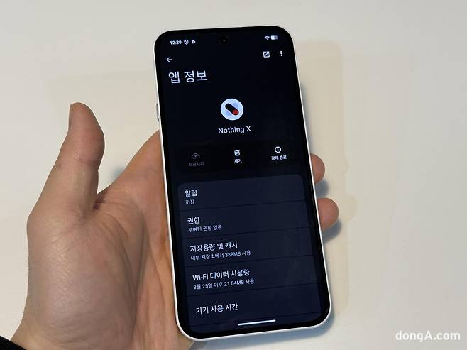 [리뷰]낫싱 ‘폰 4a’… 스마트폰 본질만 남기고 가격 거품 뺀 매력적인 중급기