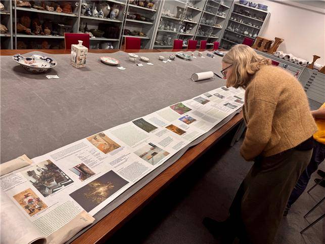 애쉬몰린 박물관 동아시아미술부 수장고에서 논문 검토 중인 애쉬몰린 박물관의 중국, 한국 미술 담당 큐레이터인 셸라그 베인커 옥스퍼드대 교수. KAIST 제공