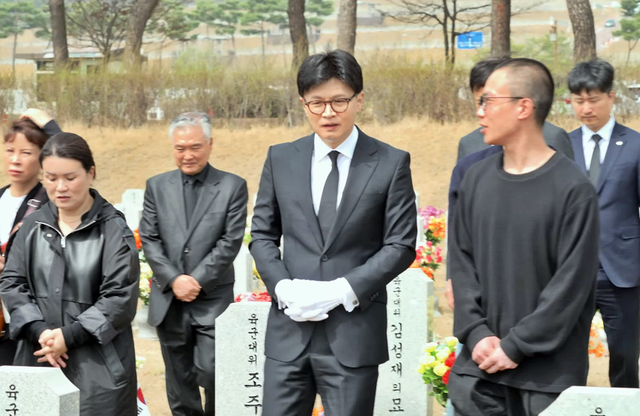 한동훈(가운데) 전 국민의힘 당대표가 천안함 피격 제15주기를 하루 앞뒀던 지난 2025년 3월 25일 국민의힘 제21대 대통령후보 경선 후보로서 대전국립현충원을 찾아 천안함 46용사와 고 한주호 준위의 묘를 참배하고 생존용사 등과 대화하고 있다. 2002년 제2연평해전 전사자인 고 한상국 상사의 부인인 김한나씨(왼쪽 앞)가 참배 행보에 함께했다.[유튜브 채널 ‘한동훈’(한동훈입니다) 영상 갈무리]