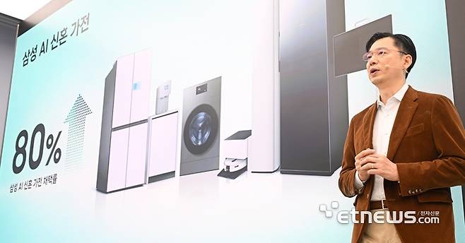 삼성전자가 하드웨어 혁신과 진화한 AI기능을 집약해 한층 더 강력해진 2026년형 '비스포크 AI 콤보'를 출시했다. 26년형 비스포크 AI 콤보는 세탁용량 25kg, 건조용량 20kg 으로 일체형 세탁건조기 중 국내 최대 용량을 갖췄으며, '하이브리트 히트펌프' 건조방식에서 한 단계 진화한 '프리히트' 방식으로 최대 69분 만에 세탁과 건조를 모두 마칠 수 있다. 26일 서울 서초구 삼성강남에서 열린 비스포크 AI콤보·신혼가전 미디어데이에서 임성택 삼성전자 한국총괄 부사장이 인사말을 하고 있다.  이동근기자 foto@etnews.com