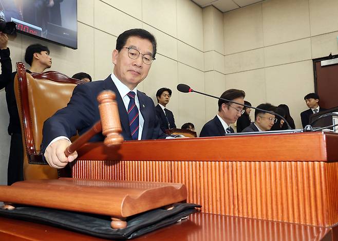 국회 행정안전위원회 신정훈 위원장이 26일 국회에서 열린 행안위 전체 회의에서 5월 1일 노동절을 법정 공휴일로 지정하는 공휴일에 관한 법률 일부개정안을 의결하고 있다. 연합뉴스