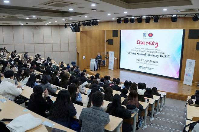 한국관광공사의 '스터디 투어'에 참여한 베트남 국립호찌민대학교 산하 인문사회과학대학교 소속 교수진과 학생 180명이 지난 17일 서울 관악구 서울대학교를 방문했다. 한국관광공사 하노이지사 제공