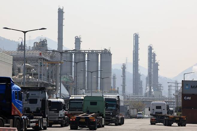 정부는 중동사태로 수급 차질이 생기고 있는 석유화학 산업 핵심 원료 나프타에 대해 수출 제한 조치를 27일부터 시행한다고 26일 밝혔다. 사진은 이날 전남 여수 국가산업단지 모습. 연합뉴스