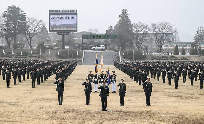 26일 전북 익산 육군부사관학교에서 열린 육군 26-1기 신임부사관들이 임관식에서 경례하고 있다. 육군 제공
