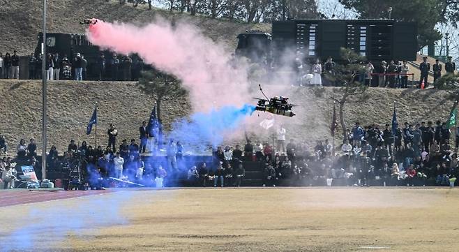 26일 전북 익산 육군부사관학교에서 열린 육군 26-1기 부사관 임관식에서 부사관으로 구성된 드론 전술시범단이 드론 전술시범을 선보이고 있다. 육군 제공