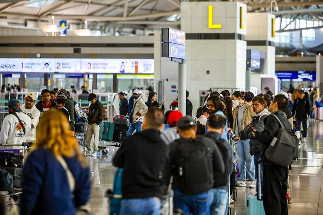 25일 인천국제공항에서 공항이용객들이 탑승수속을 위해 기다리고 있다. 중동 사태 이후 주요 항공사들이 4월 유류할증료 대폭 인상을 예고하면서 항공권 예매를 계획하고 있던 여행객들은 비상이 걸렸다. 여행업계에 따르면 4월 유류할증료 급등을 앞두고 주요 여행사들이 선발권 동의 절차를 서두르는 한편 하드블록 상품과 프로모션을 통해 소비자 부담 완화에 나서고 있다. 사진=뉴시스