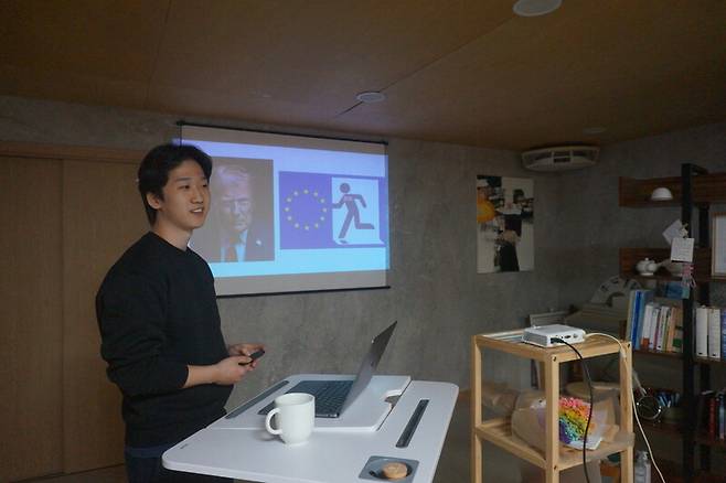 대학생 김승언씨가 지난 22일 경기도 안양시 동안구 관양동 소피 하우스에서 유발 하라리가 쓴 ‘21세기를 위한 21가지 제언’을 바탕으로 발표하고 있다. 이준희 기자