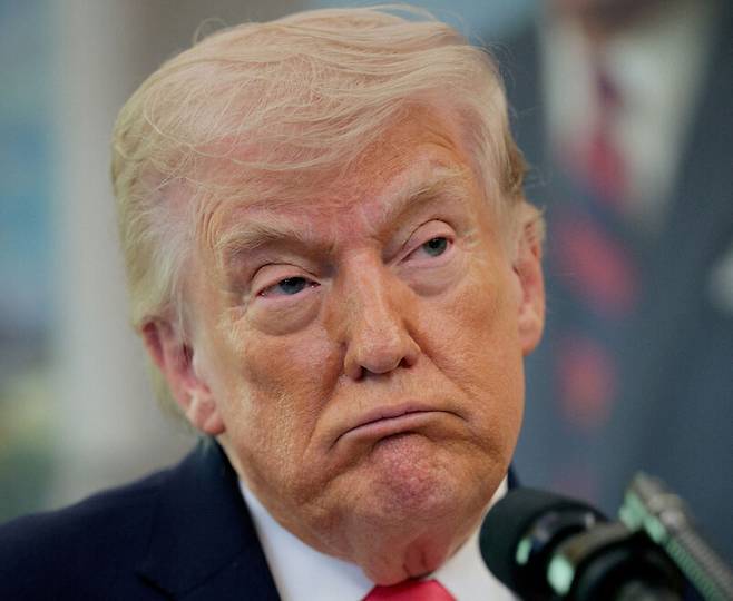 도널드 트럼프 미국 대통령이 24일(현지시각) 미국 워싱턴 백악관에서 열린 마크웨인 멀린 국토안보부 장관 선서식에 참석해 그를 지켜보고 있다. 워싱턴/로이터 연합뉴스