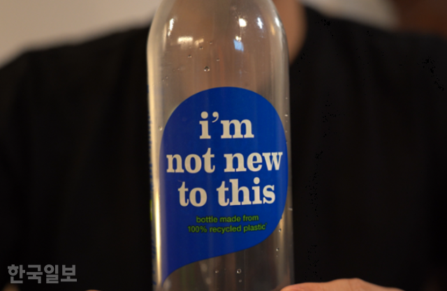 영국에서 판매되는 재생원료 100%로 만든 생수병. 유럽연합 국가에서는 이미 탈플라스틱 정책에 따른 재생원료 활용이 활발하게 이뤄지고 있다. 런던=이수연 PD