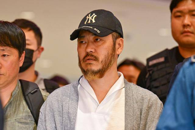 필리핀에 수감돼 있던 일명 '마약왕' 박왕열이 25일 인천국제공항 2터미널 입국장으로 들어오고 있다. 박왕열은 현지에서 살인죄로 복역 중이던 기간에도 텔레그램을 통해 국내에 대규모 마약을 유통한 혐의를 받고 있다. 강예진 기자