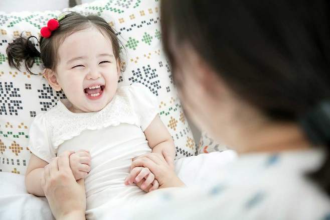 적당한 정도의 간지럼은 긍정적인 인체 반응을 유도할 수 있다. 간지럼으로 웃을 때 엔도르핀이나 도파민 같은 긍정적인 반응이 나타난다. /사진=클립아트코리아