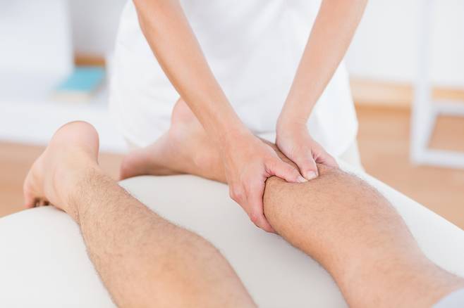 종아리를 만졌을 때 딱딱한 느낌이 들면 탈모 위험이 있다는 글·영상이 SNS 상에서 확산하고 있다.​ /사진=클립아트코리아