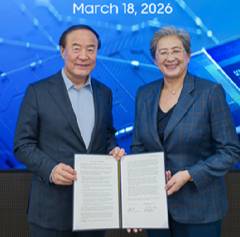 18일 삼성전자의 최첨단 반도체 생산지인 평택 팹에서 전영현 삼성전자 DS부문장(왼쪽)과 리사 수 AMD 최고경영자(CEO)가 업무협약(MOU)을 체결한 뒤 기념촬영을 하고 있다. [사진=삼성전자]