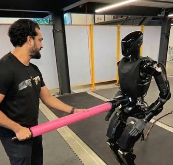 미국 기업 파운데이션 연구진이 '팬텀 MK-1' 몸통을 막대기로 밀어내면서 균형 유지 능력을 시험하고 있다. [사진=파운데이션]