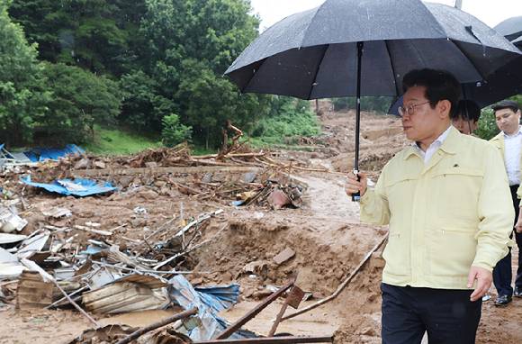 지난해 7월 이재명 대통령이  집중호우로 산사태가 발생한 경남 산청군 산청읍 부리마을에서 피해 상황을 점검하고 있다. [사진=연합뉴스]
