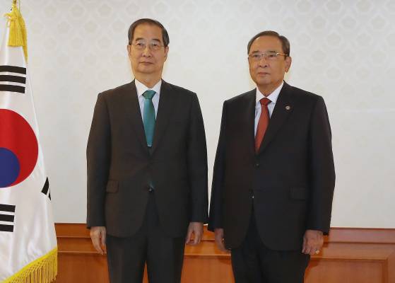 한덕수 전 국무총리가 서울 종로구 정부서울청사에서 열린 차관급 임명장 수여식에서 이세웅 평안북도지사에게 임명장 수여 후 기념촬영을 하고 있다. [뉴스1]