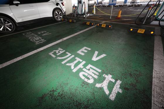 서울의 한 쇼핑몰 내 전기자동차 충전 구역 모습. 뉴스1