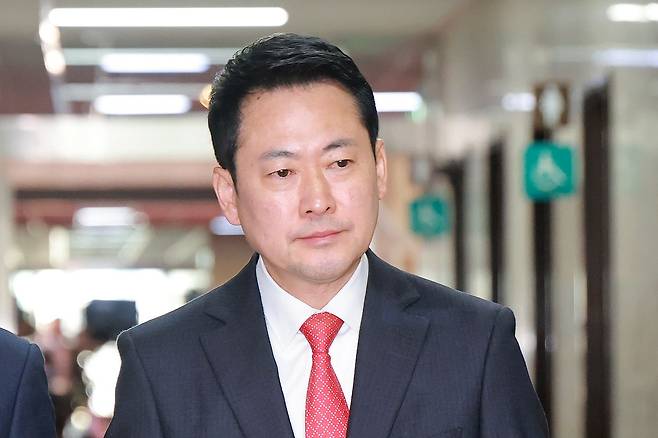 장동혁 국민의힘 대표가 25일 국회 당대표실에서 나와 원내대표실로 향하고 있다. 연합뉴스