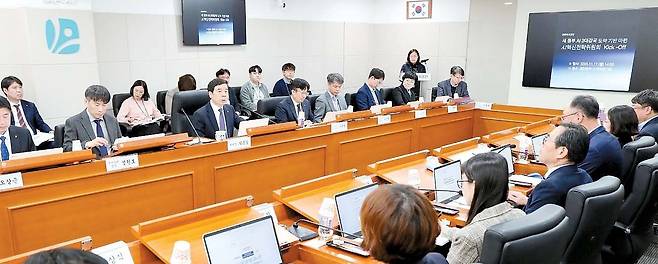 박종길 근로복지공단 이사장(왼쪽 셋째)이 지난해 11월 17일 울산 공단본부에서 ‘AI혁신전략위원회’ 회의를 진행하고 있다. [사진 근로복지공단]