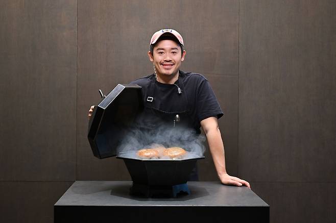 버거킹이 유용욱 셰프와 협업해 불맛을 강조한 콜라보 신제품을 선보인다. 사진 버거킹