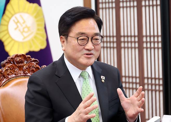 우원식 국회의장이 19일 오후 서울 여의도 국회에서 열린 초당적 개헌추진을 위한 제정당 연석회의에서 발언하고 있다. 뉴스1