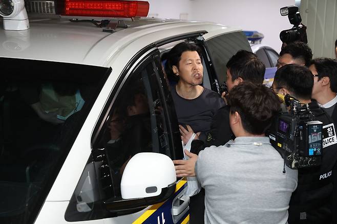26일 오전 항공사 기장을 살해한 김동환이 부산진경찰서에서 검찰로 송치되고 있다. 송봉근 객원기자