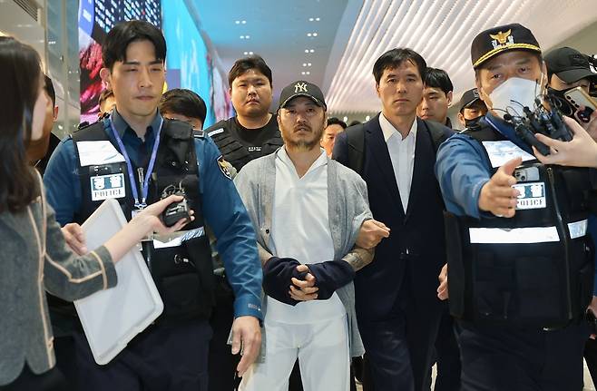 필리핀 교도소에 수감된 상태에서 국내에 다량의 마약을 유통한 ‘마약왕’ 박왕렬이 25일 오전 인천공항에서 강제 송환되고 있다. 이재명 대통령이 지난 3일 페르디난드 마르코스 주니어 대통령에게 송환을 직접 요청한 지 20여 일 만이다. 김경록 기자.
