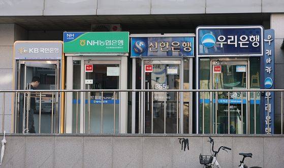 지난해 하반기 증시 활황을 타고 증가하다가 연말 연초 주춤했던 5대 은행 개인 마이너스통장 잔액이 이달 들어 다시 급증했다. 미국·이스라엘과 이란 충돌 여파로 코스피가 요동치자 빚투(빚내서 투자) 수요가 몰린 것으로 분석된다. 연합뉴스