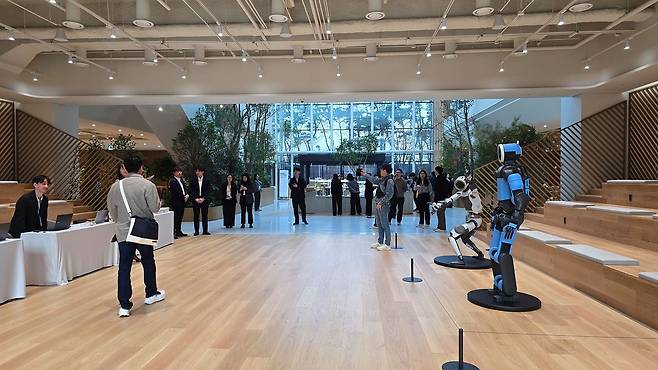 26일 제58기 현대자동차 정기주주총회가 열린 현대차그룹 본사에서 한 주주가 현대차그룹의 휴머노이드 로봇 '아틀라스' 실물 모형 앞에서 사진을 찍고 있다. 이수정 기자