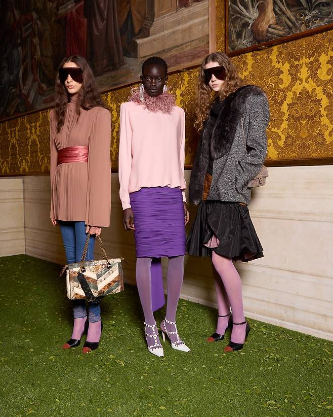 이번 발렌티노 2026 가을겨울 컬렉션에서 알레산드로 미켈레는 놀라운 드레이핑과 바로크적 디테일 등 발렌티노의 아카이브에서 가져온 유산을 새로운 스타일로 만들어 선보였다. 사진 발렌티노