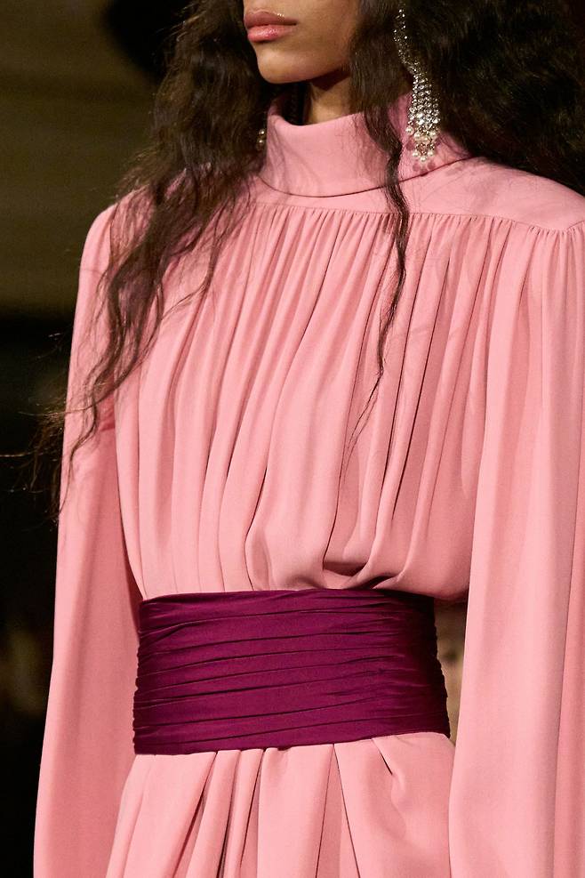 남성 예복 허리띠로 사용되는 커머번드는 남성복과 여성복 모두에 다양한 스타일로 쓰였다. 사진 발렌티노