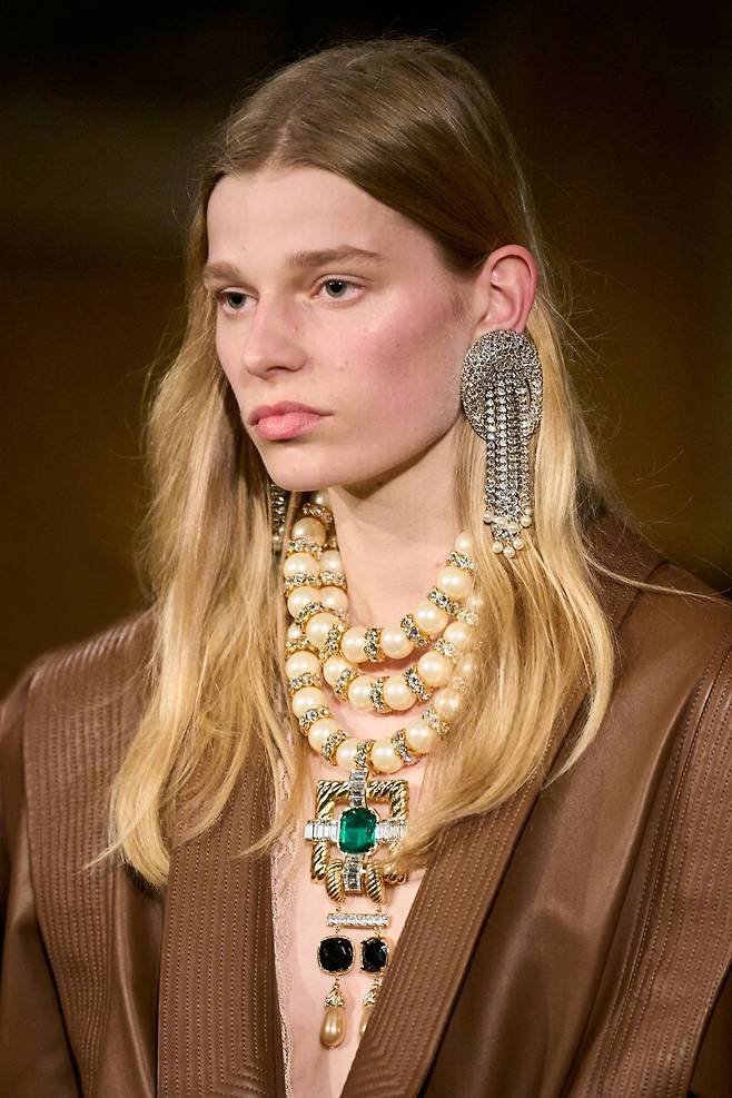 과감한 크기와 색으로 화려함의 정수를 보여주는 바로크풍 주얼리. 사진 발렌티노