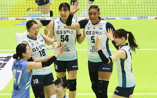 26일 경기도 수원실내체육관에서 열린 프로배구 V리그 여자부 플레이오프 1차전 현대건설 힐스테이트와 GS칼텍스 서울Kixx의 경기. 득점에 성공한 GS칼텍스 선수들이 기뻐하고 있다. 연합뉴스