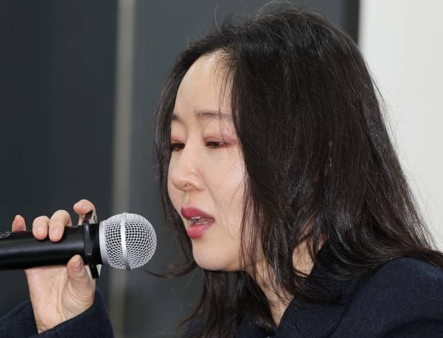 ▲ 민희진 어도어 전 대표가 지난달 25일 서울 종로구 교원챌린지홀에서 열린 민희진-하이브 간 255억 풋옵션 소송 1심 승소 관련 기자회견에서 기자회견문을 읽고 있다. 연합뉴스