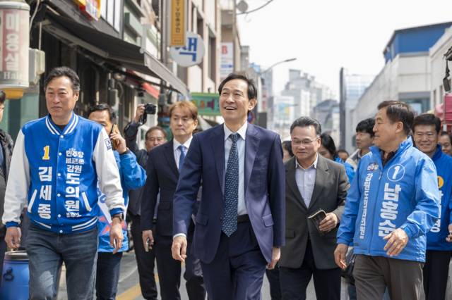 ▲ 우상호 더불어민주당 강원도지사 예비후보는 26일 횡성 전통시장을 방문, 상인과 주민들에게 인사를 하며 지지를 당부했다. 우상호캠프제공