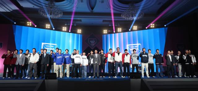 ▲ 26일 서울 롯데호텔 월드에서 열린 2026 신한 SOL KBO 리그 미디어데이에서 참석자들이 기념 촬영하고 있다.  연합뉴스