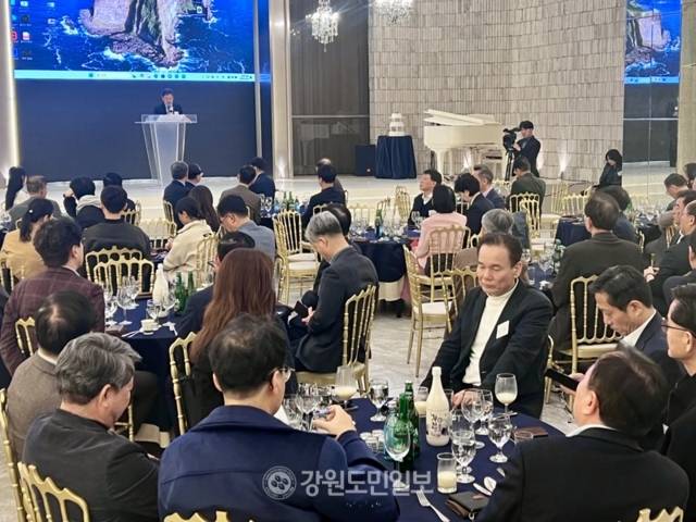 ▲ 강원 출신 재경 공직자·경제인 모임인 강원사랑회(회장 문일재)는 26일 서울 더리버사이드호텔에서 정기모임을 열고 회원들 간 화합을 도모했다. 이세훈 기자