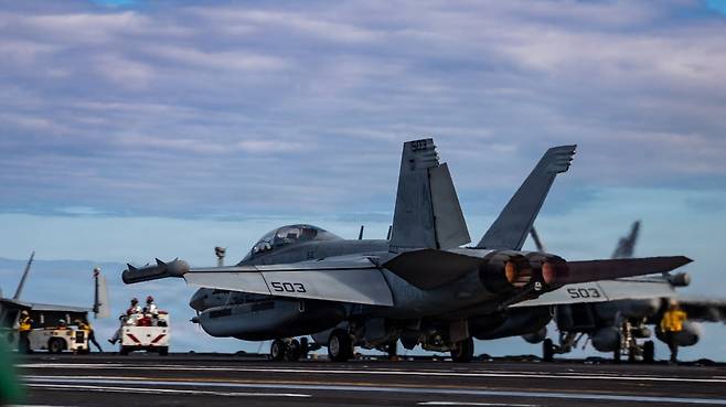 미국 항공모함 제럴드 포드호에서 전투기가 출격하고 있다. 연합뉴스