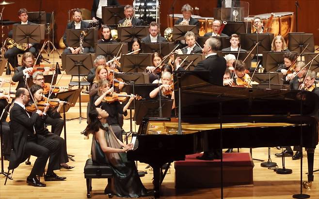 사카리 오라모가 이끄는 BBC 심포니 오케스트라가 25일 서울 예술의전당 콘서트홀에서 열린 내한 공연에서 피아니스트 손열음과 버르토크 피아노 협주곡 3번을 협연하고 있다.  ﻿문경덕 기자