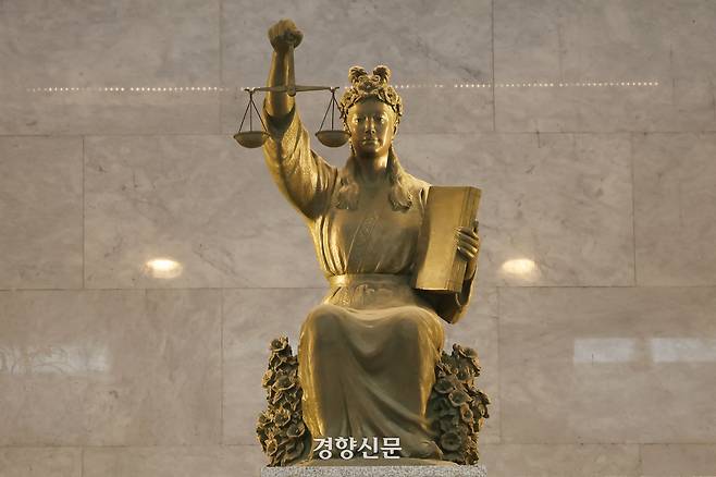 서울 서초구 대법원에 지난해 9월12일 정의의 여신상이 세워져 있다. 한수빈 기자