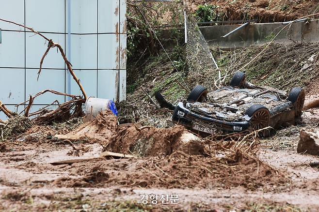 지난해 7월20일, 경남 산청군 휴게소에 전날 내린 폭우로 인해 차량이 뒤집혀 있다. 한수빈 기자